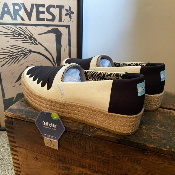 NWT Ladies Toms size 9, espadrilles style - Picture 3 of 6